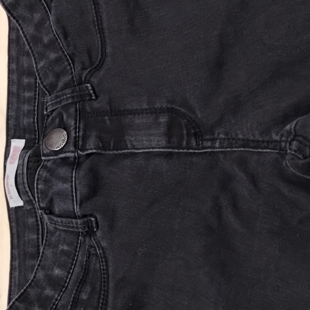 Women's no boundaries black jeans